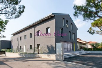 Palazzo commerciale in vendita